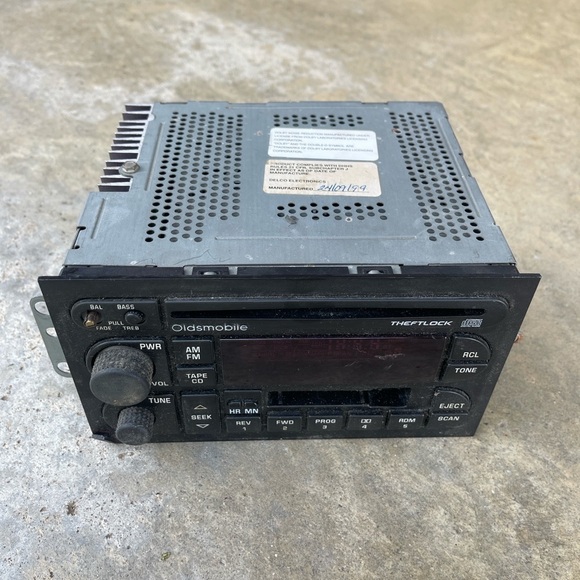 01 Oldsmobile Bravada AM FM CD cassette radio receiver Part No 09376173 - Picture 1 of 8